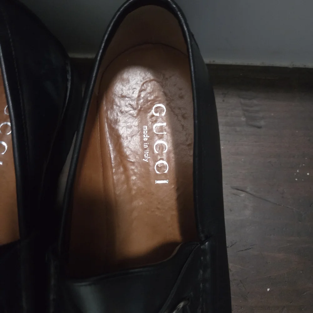 Gucci Black Leather Loafers with Silver Accent - Picture 5 of 7